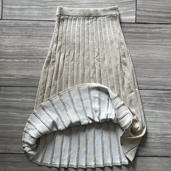 Like new 💖 Aritzia Wilfred XXS/XS Accordion Pleated Tinsel Knit Gold Midi Skirt - Picture 4 of 8